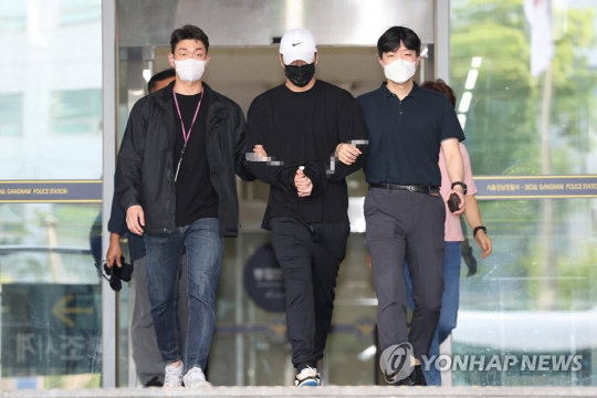 약물에 취한 채 차를 몰다가 행인을 치어 중상을 입힌 혐의를 받는 '압구정 롤스로이스' 신모 씨가 2023년 8월 18일 서울강남경찰서에서 중앙지검으로 송치되고 있다.   [연합뉴스]